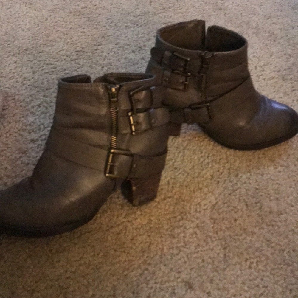 Grey heel bootie